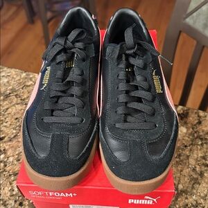 Puma Women’s Black and Pink Sneakers - size 7